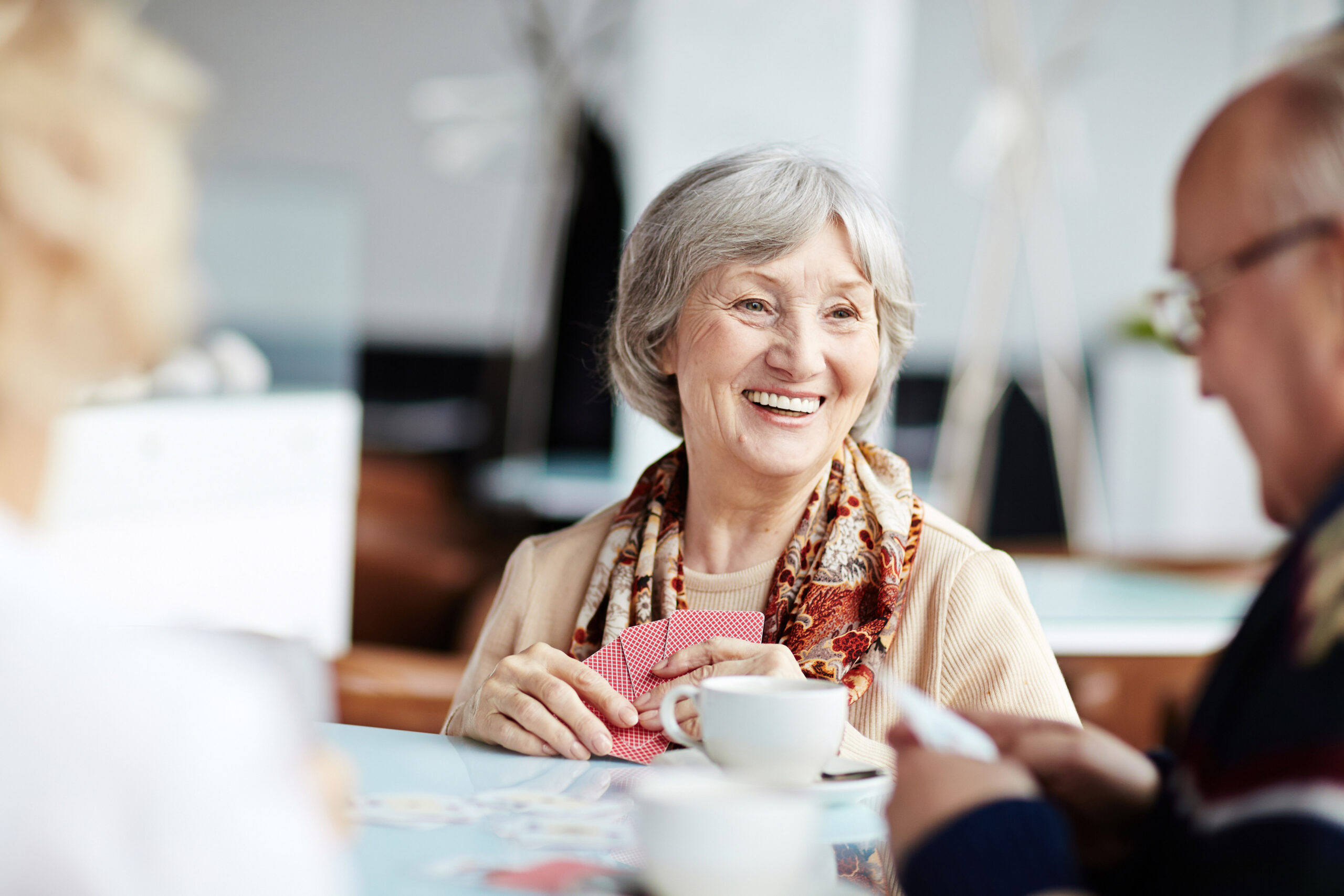 ältere Dame bei Kaffeeklatsch